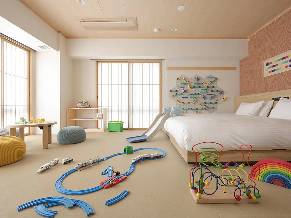 MIMARU大阪 難波STATIONのこども向けボードゲームの部屋のおもちゃとベッドの写真