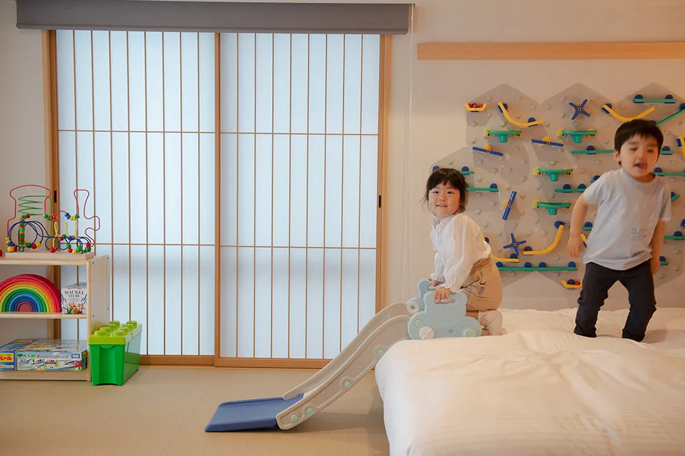 MIMARU大阪 難波STATIONのこども向けボードゲームの部屋で子ども２人が遊ぶ様子